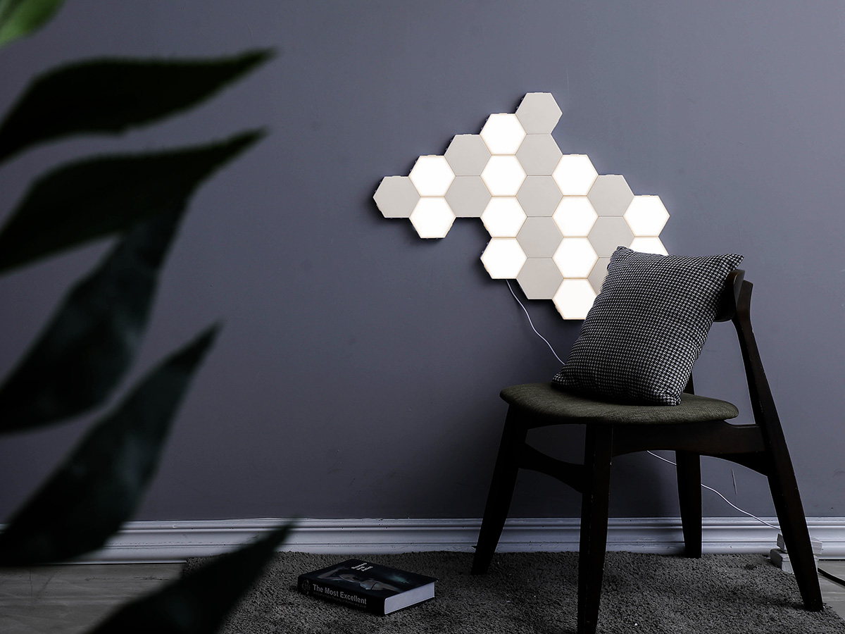 Lampa heksagonalna 4000K na ścianie